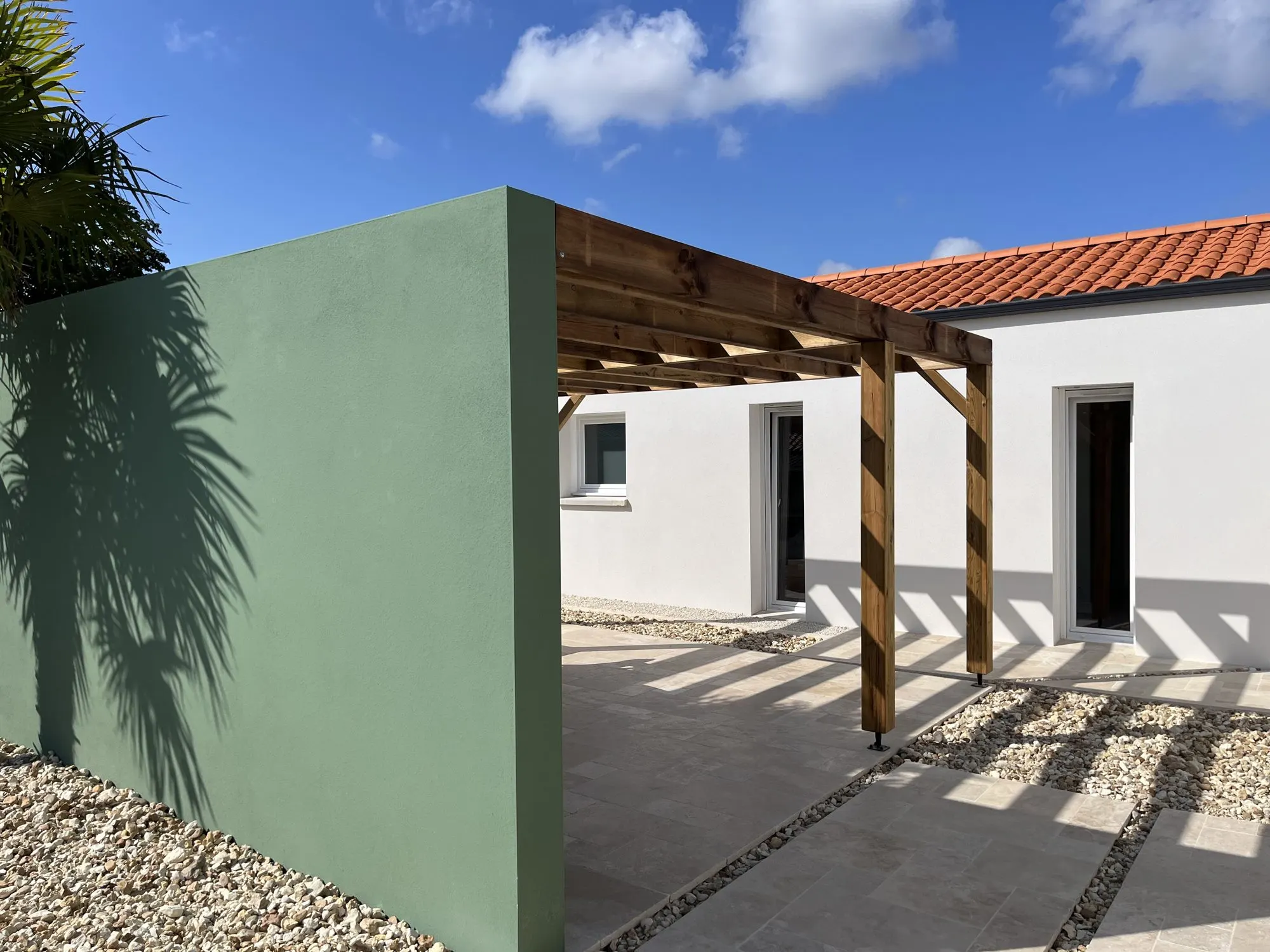 Extension contemporaine avec mur vert et pergola en bois — Le Caillou blanc, Vendée