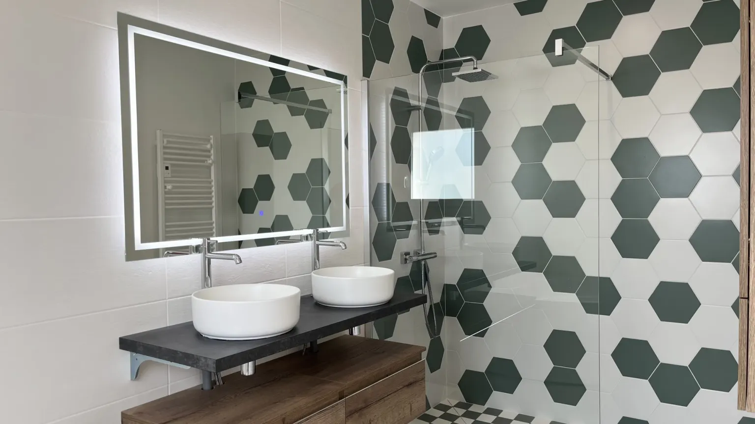 Salle de bains avec double vasque et carreaux hexagonaux verts — Le Caillou blanc