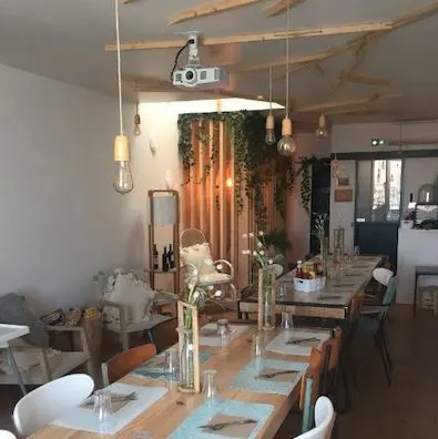 Salle du restaurant avec poutres apparentes et suspensions — La Cantine d'Arthur