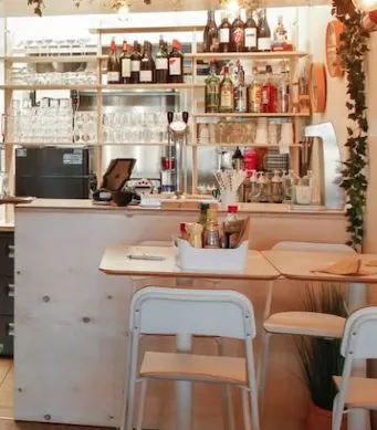 Bar en bois clair et étagères du restaurant La Cantine d'Arthur, La Chaume