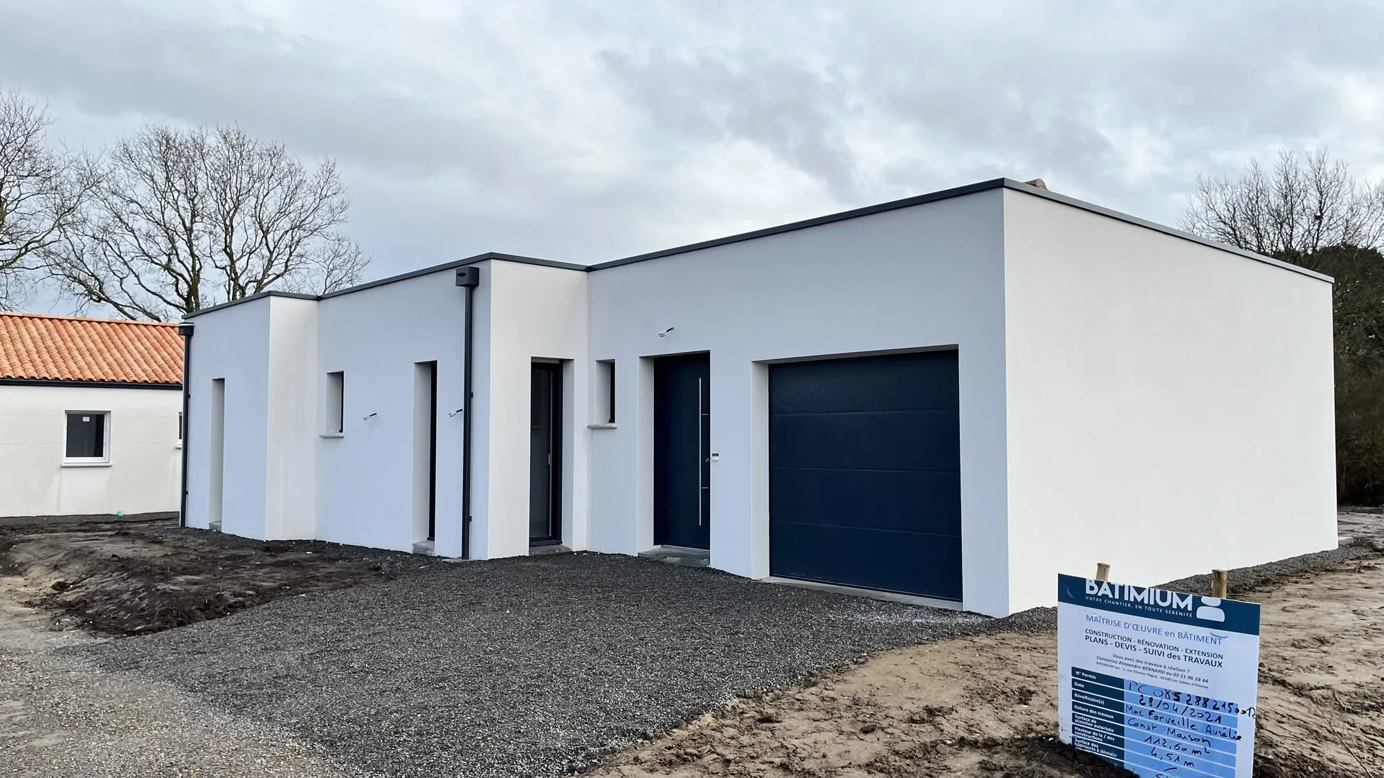 Maison neuve de plain-pied avec garage, enduit blanc — Les Cerisiers, Sainte-Foy