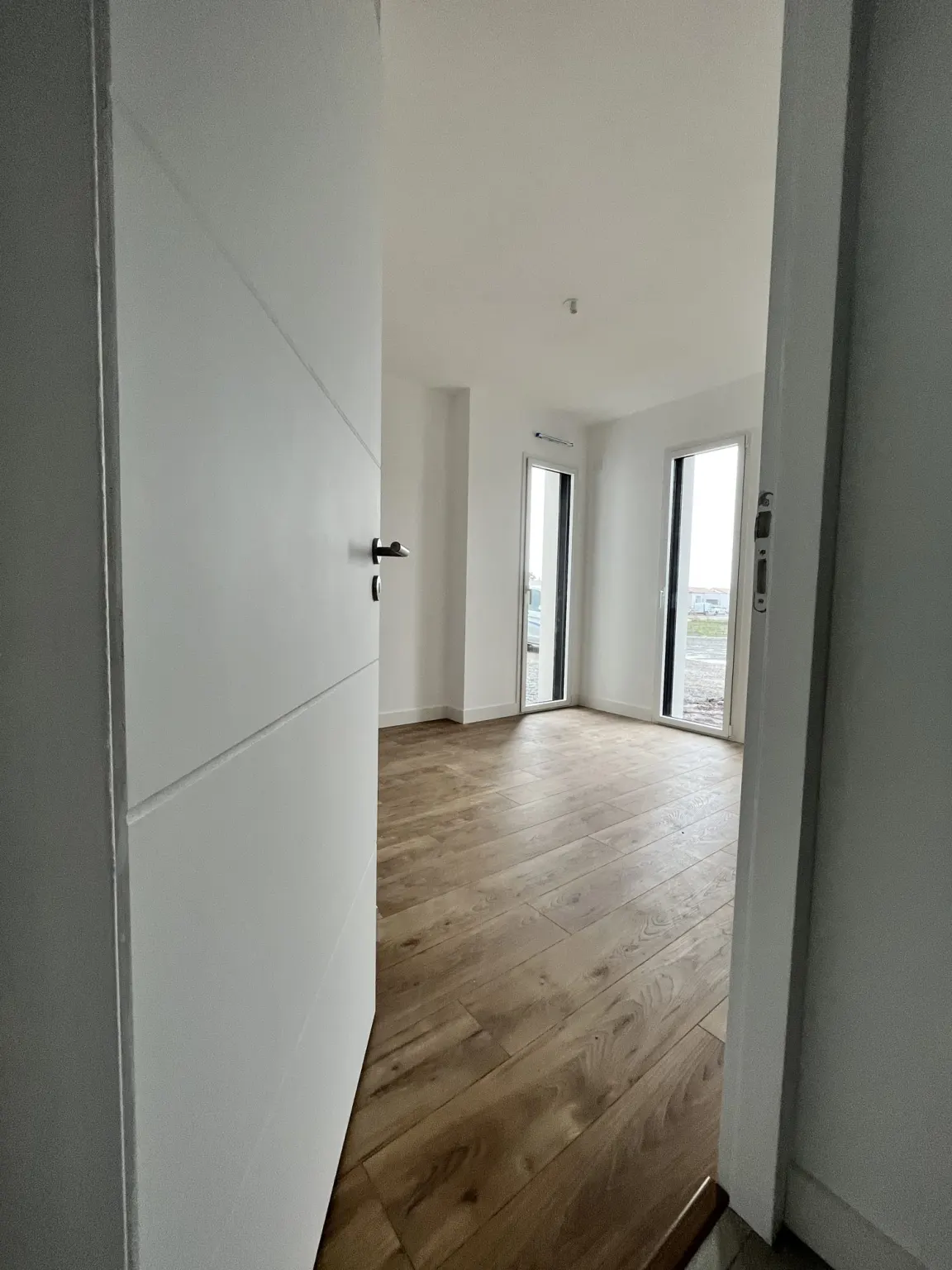 Couloir et chambre avec parquet clair — maison neuve Les Cerisiers, Sainte-Foy