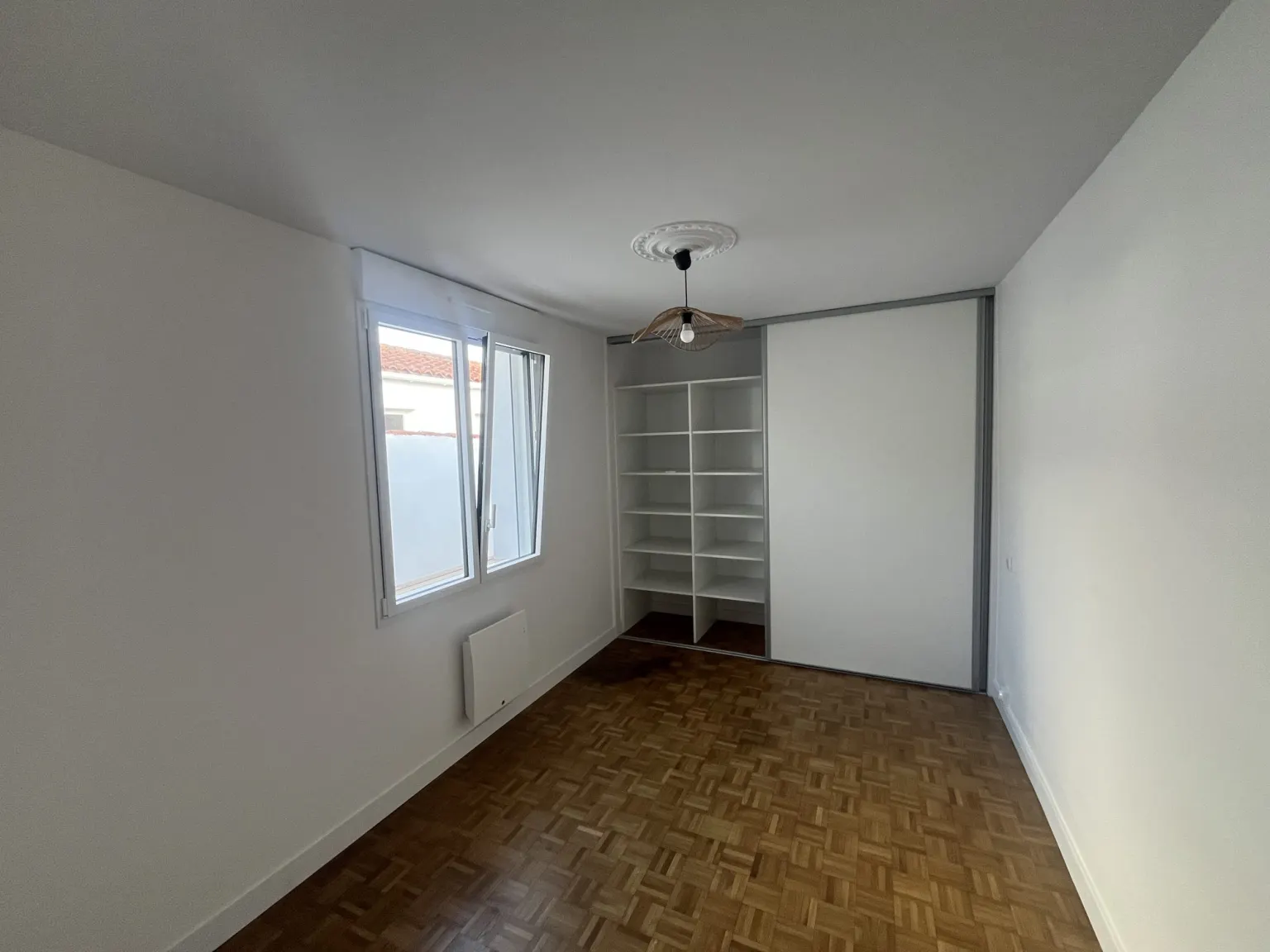 Chambre avec parquet mosaïque et placard — maison de vacances rénovée à La Chaume