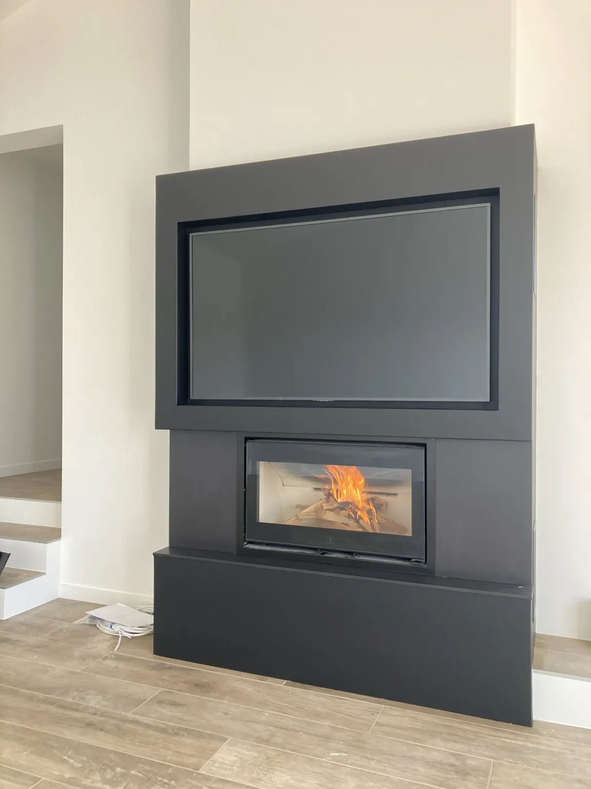 Cheminée encastrée dans un habillage gris anthracite — villa Sur la Corniche