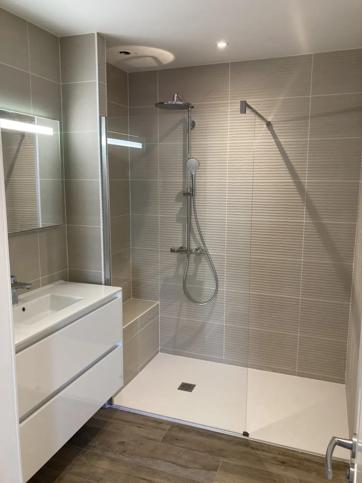 Salle d'eau avec douche à l'italienne et meuble blanc — villa Sur la Corniche