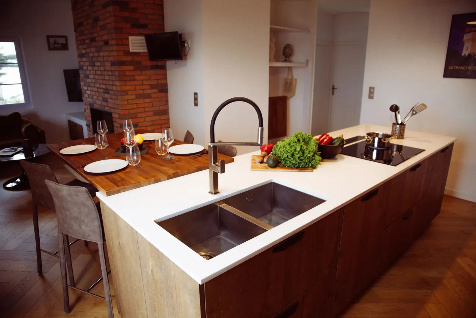 Îlot de cuisine avec évier double et plan blanc — maison Sur la plage rénovée