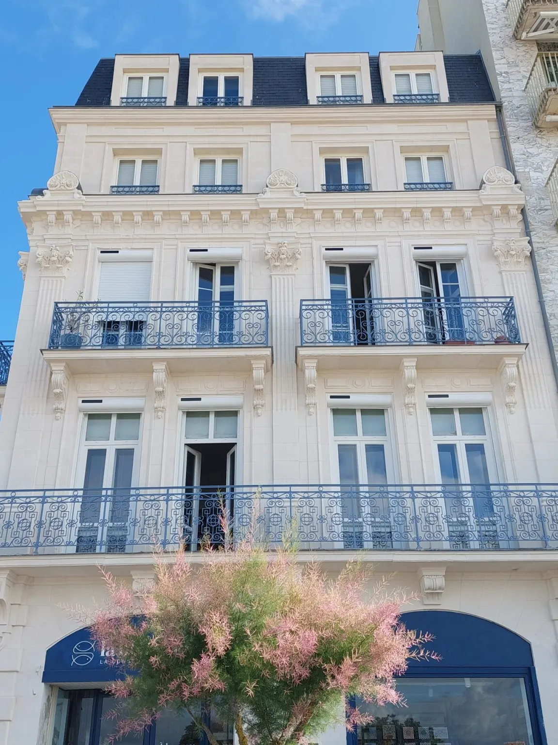 Façade en pierre blanche et balcons en fer forgé après ravalement — Remblai des Sables-d'Olonne