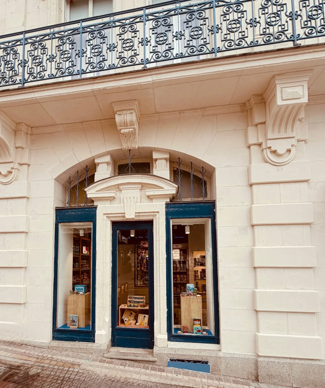 Rez-de-chaussée commercial et pierre sculptée restaurés — copropriété du Remblai