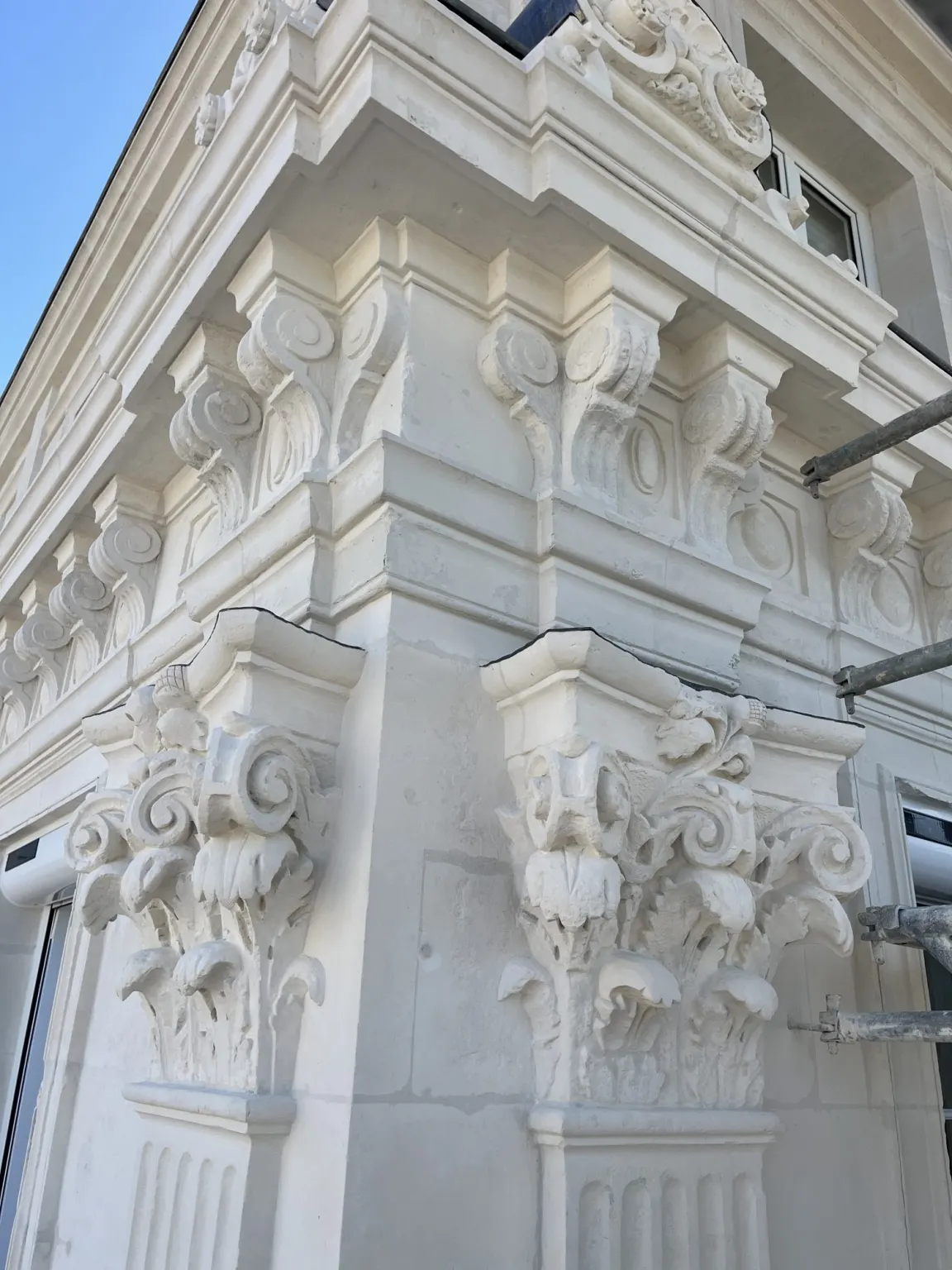 Corniches et chapiteaux sculptés restaurés à l'angle de la façade — copropriété du Remblai