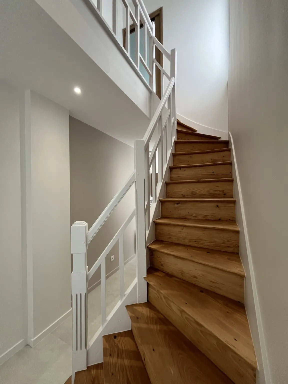Escalier en bois et garde-corps blanc rénovés — maison Le Roulis, Les Sables-d'Olonne